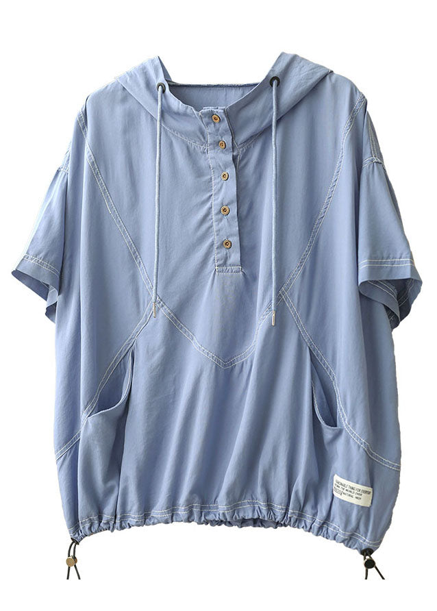 Einfaches hellblaues Kapuzen-Sweatshirt aus Baumwolle mit Kordelzug und kurzen Ärmeln