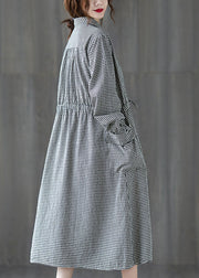 Einfaches kariertes Knopftaschen-Taillen-Herbst-Party-Kleid mit langen Ärmeln