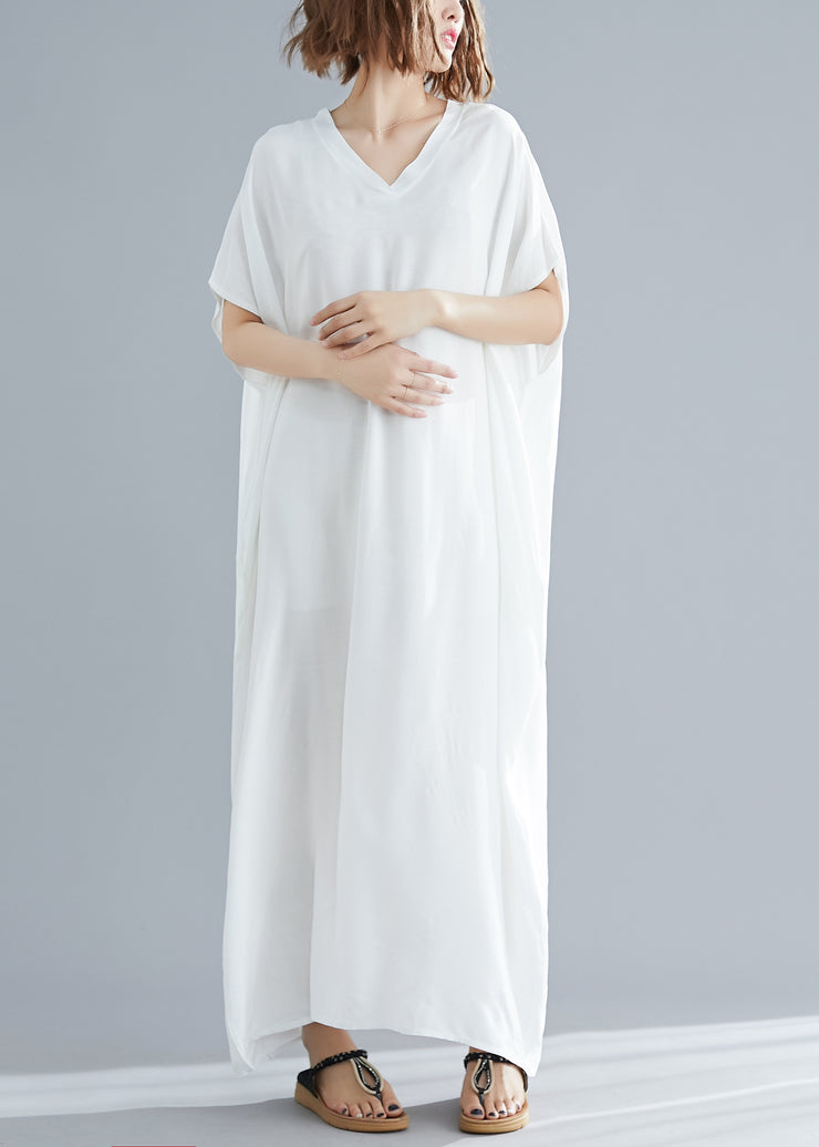 Einfaches festes weißes langes Strandkleid aus Baumwolle mit V-Ausschnitt und kurzen Ärmeln