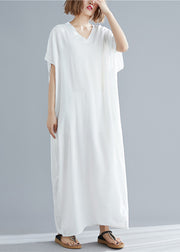 Einfaches festes weißes langes Strandkleid aus Baumwolle mit V-Ausschnitt und kurzen Ärmeln