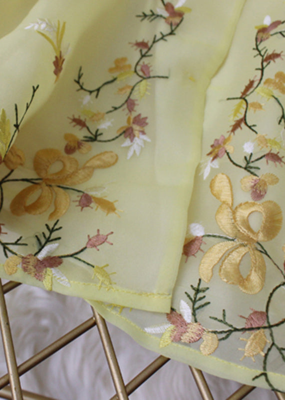 Einfacher gelber Chiffon-Mantel mit langen Ärmeln und besticktem Blumenmuster