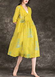 Einfache Chiffon-Kleidung mit V-Ausschnitt und Taille in Übergröße Runway-Gelbdruck, kurzes Kleid Sommer