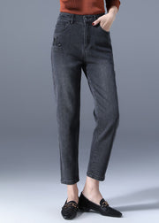 Schmal geschnittene, schwarze Jeanshose mit hoher Taille und Reißverschlusstaschen