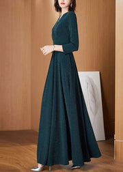 Schmal geschnittenes, schwarzgrünes, faltiges Kleid mit V-Ausschnitt und langen Ärmeln