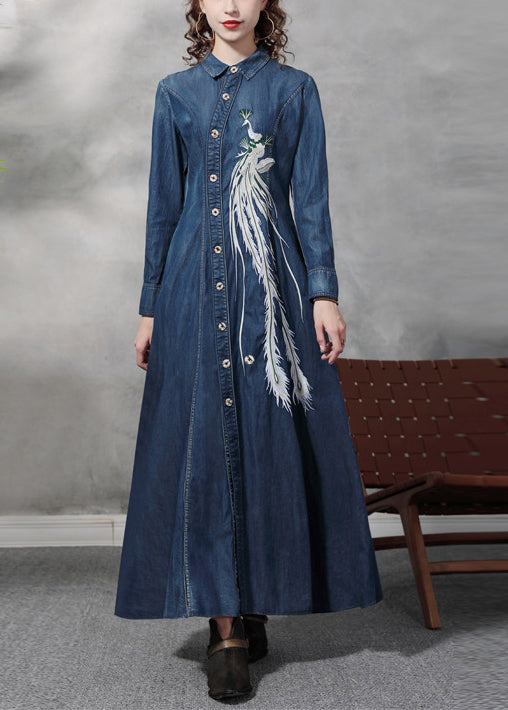 Schmal geschnittener blauer Peter-Pan-Kragen Knopf Taillenrückzug Bestickte Baumwoll-Denim-Kleider mit langen Ärmeln