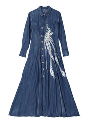 Schmal geschnittener blauer Peter-Pan-Kragen Knopf Taillenrückzug Bestickte Baumwoll-Denim-Kleider mit langen Ärmeln