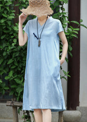 Schmal geschnittenes blaues Leinenkleid mit kurzen Ärmeln und V-Ausschnitt