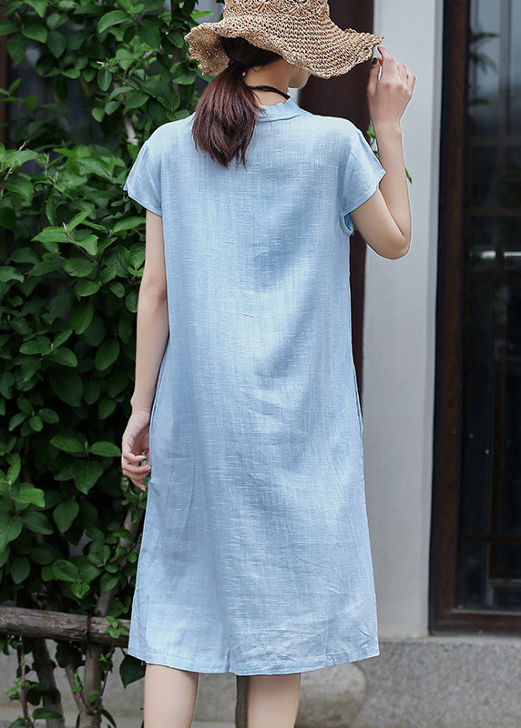 Schmal geschnittenes blaues Leinenkleid mit kurzen Ärmeln und V-Ausschnitt