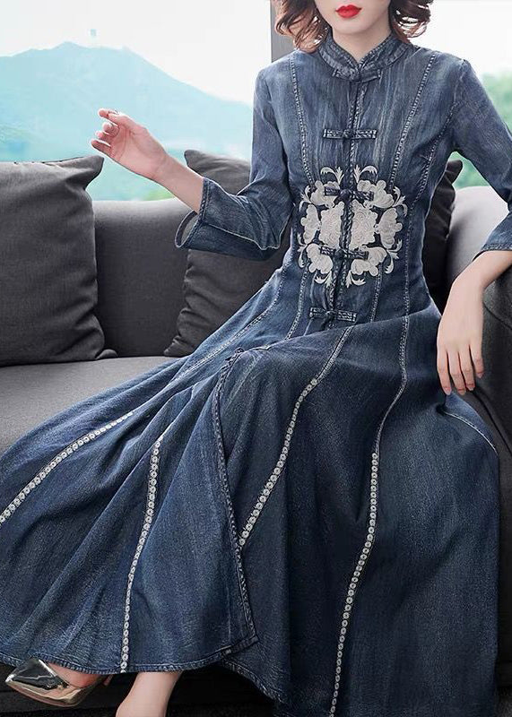Schmal geschnittenes Marine-Stehkragen-Kleid mit langen Ärmeln aus besticktem Baumwoll-Denim