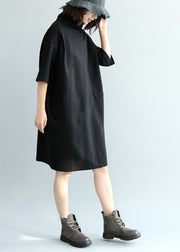 Solides schwarzes Baumwollkleid mit Stehkragen und halben Ärmeln