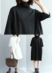 Solides schwarzes Baumwollkleid mit Stehkragen und halben Ärmeln