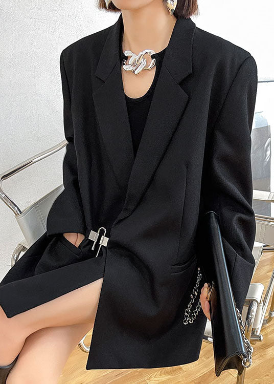 Stil: Schwarze, gekerbte Taschen, lockerer, langärmliger Mantel