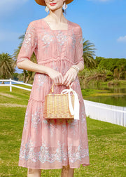 Style Rosa Seidenkleid mit kurzen Ärmeln und Rüschen und bestickter Taille zum Binden