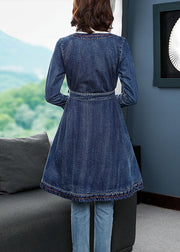 Stilvoller blauer V-Ausschnitt, bestickte Taille, Baumwoll-Denim-Trenchcoats mit langen Ärmeln