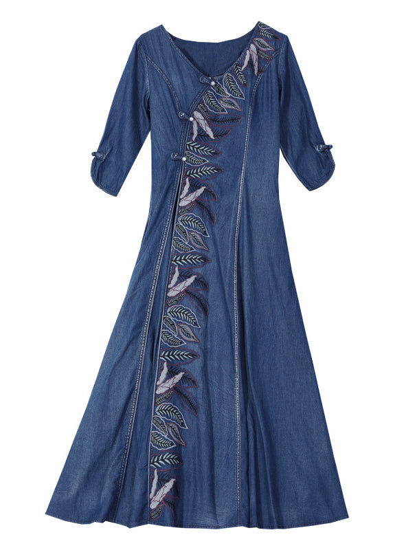 Stilvolles blaues V-Ausschnitt-Blatt besticktes Baumwoll-Denim-Maxikleid mit halben Ärmeln