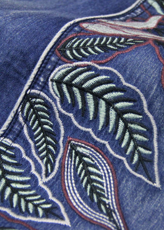 Stilvolles blaues V-Ausschnitt-Blatt besticktes Baumwoll-Denim-Maxikleid mit halben Ärmeln