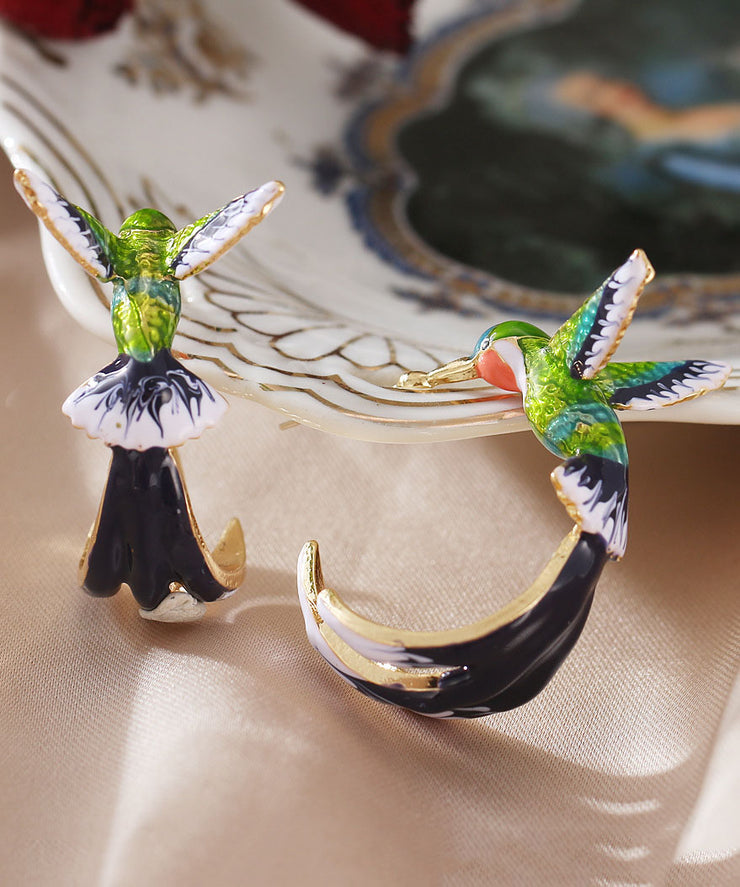 Stilvolle Creolen aus Metall mit grünem Vogel