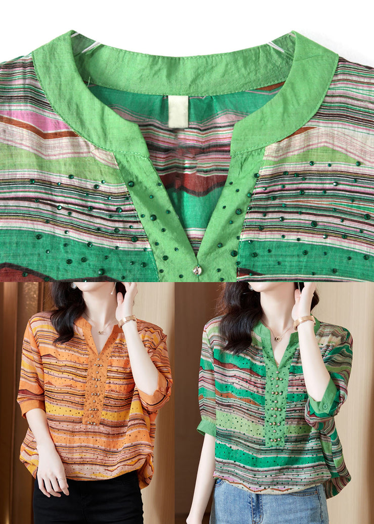 Stilvolle grüne Baumwollhemden mit V-Ausschnitt und gestreiftem Druck und kurzen Ärmeln