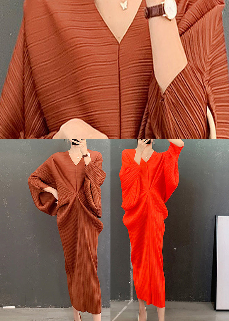 Stilvolles, orangefarbenes, gestreiftes, faltiges Kleid mit Fledermausärmeln