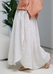 Stilvoller, weißer, asymmetrischer Taschen, zerknitterter Taillen-Leinenrock im Sommer