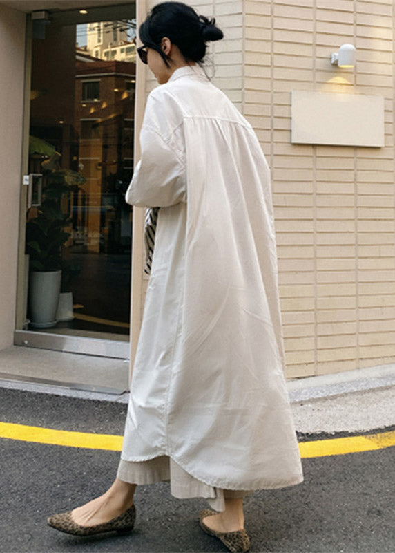 Stilvolles weißes Peter-Pan-Kragen-Knopftaschen-Baumwollkleid mit langen Ärmeln