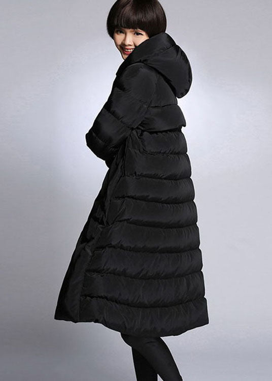 Trendiger schwarzer Daunenmantel mit Kapuze und Taschen im Winter