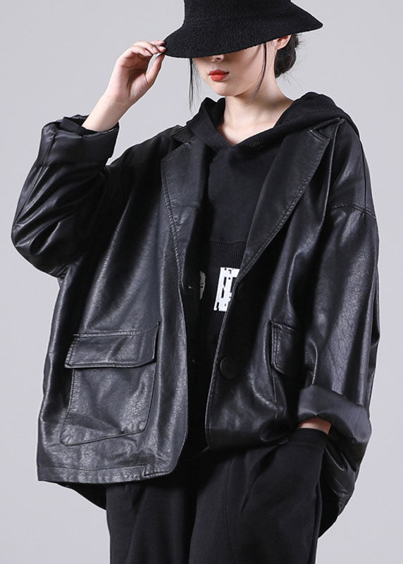 Einzigartiger schwarzer Mantel mit gekerbten Taschen und langen PU-Ärmeln