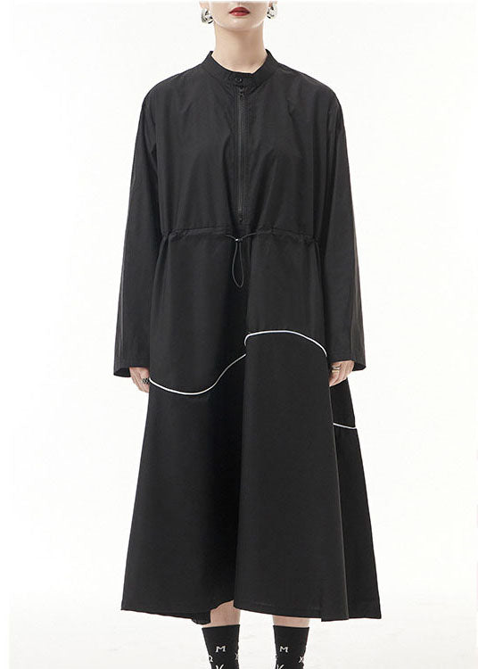 Einzigartiges schwarzes Stehkragenkleid mit Kordelzug und Reißverschluss