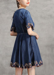 Einzigartiges blaues Jeanskleid mit V-Ausschnitt, besticktem Baumwoll-Denim und ausgestellten Ärmeln