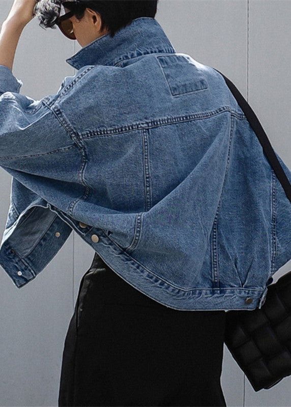 Einzigartige Jeansblaue Bubikragen-Knopftaschen Patchwork-Mäntel mit langen Ärmeln