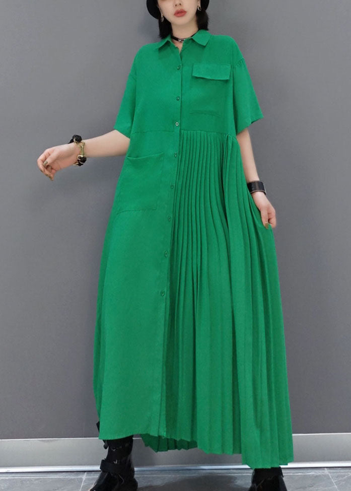 Einzigartiges grünes asymmetrisches Hemdkleid mit zerknitterten Taschen Frühling