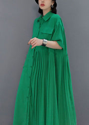 Einzigartiges grünes asymmetrisches Hemdkleid mit zerknitterten Taschen Frühling
