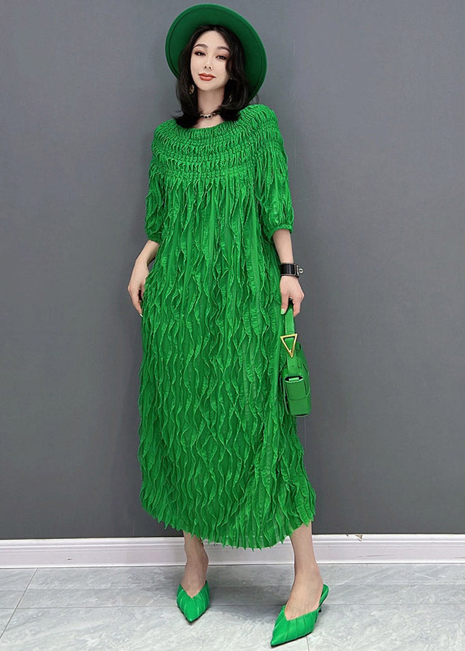 Einzigartige grüne, faltige Seidenkleider mit halbem Ärmel und O-Ausschnitt