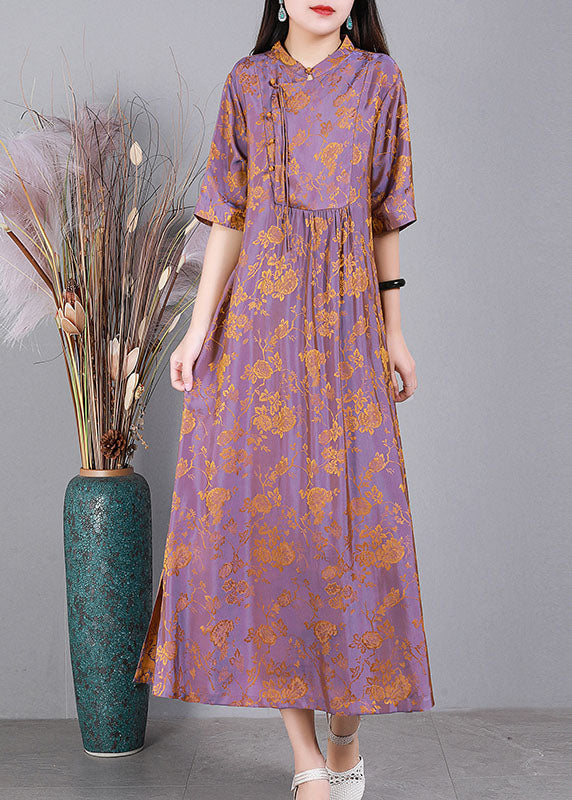 Einzigartiges hellviolettes Jacquard-Seidenkleid mit seitlich offenen orientalischen Knöpfen und halben Ärmeln