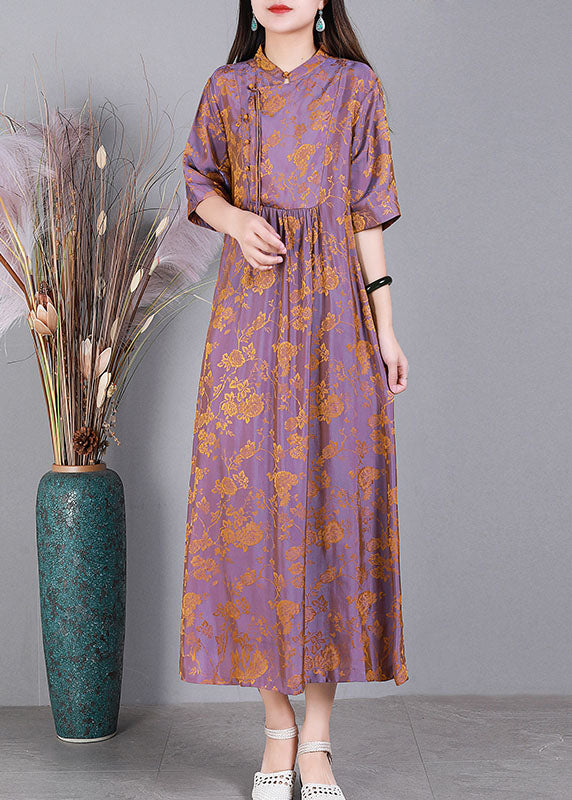 Einzigartiges hellviolettes Jacquard-Seidenkleid mit seitlich offenen orientalischen Knöpfen und halben Ärmeln