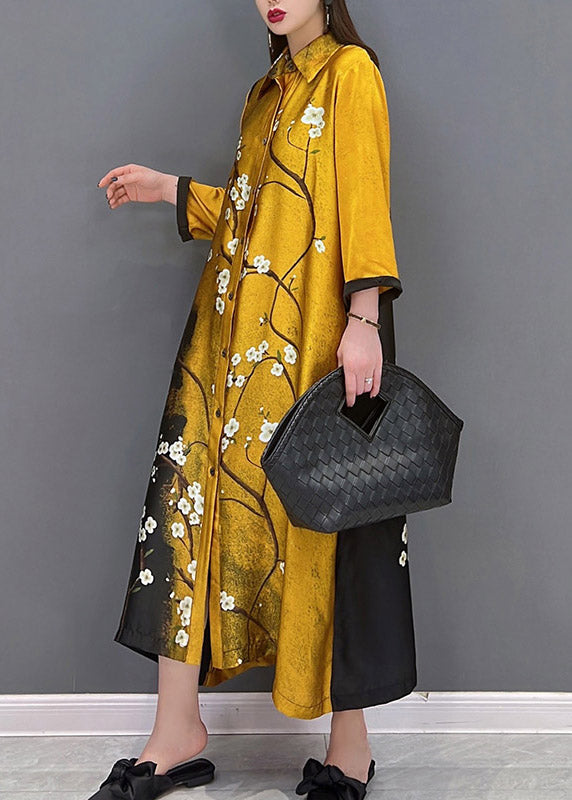 Vogue Gelbes Seidenkleid mit langen Ärmeln und Knopfdruck und Knopfdruck