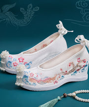 Weiße bestickte High Heels Schuhe mit Keilabsatz aus Satin. Schöne Schnürschuhe mit hohem Keilabsatz