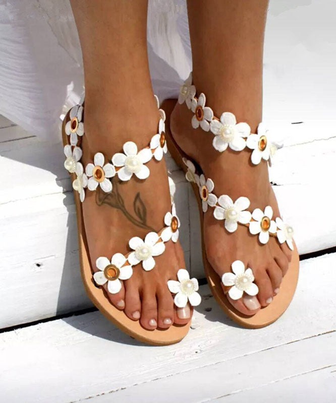 Weiße Blumen-Sandalen aus Kunstleder mit überkreuzten Riemen für Damen