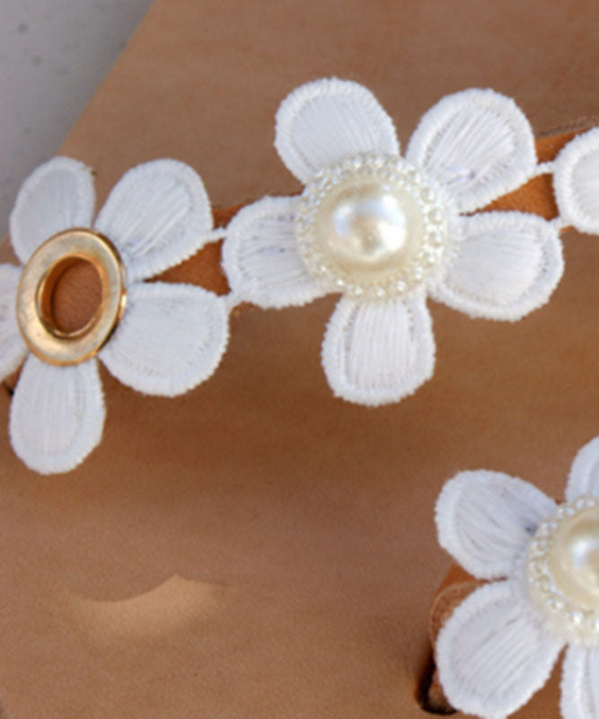 Weiße Blumen-Sandalen aus Kunstleder mit überkreuzten Riemen für Damen