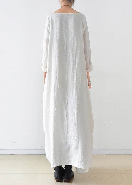 Weißes Leinenkleid mit langen Ärmeln und Schlitztaschen