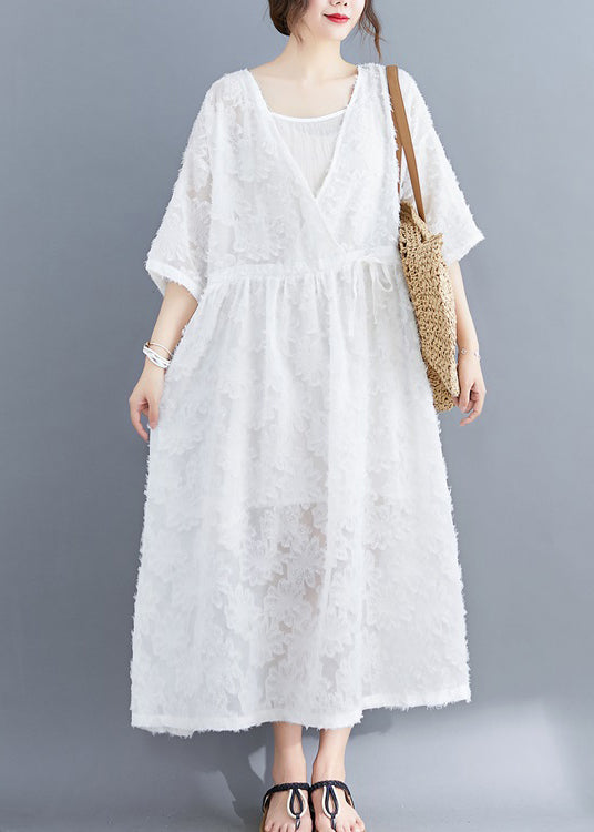 Weißes Damenkleid mit extra großem Saum, zweiteilig, mit halben Ärmeln
