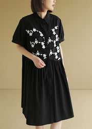 Damen Schwarz Knopf Bubikragen Besticktes Baumwollhemd Plissee Kleid Kurzarm