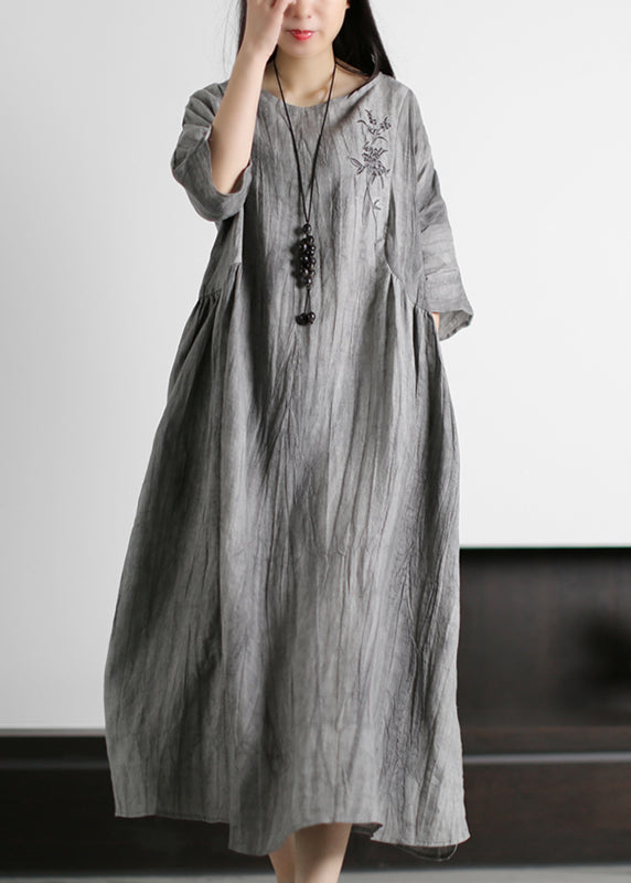 Graues Leinenkleid mit O-Ausschnitt, zerknittert, bestickt, halbe Ärmel