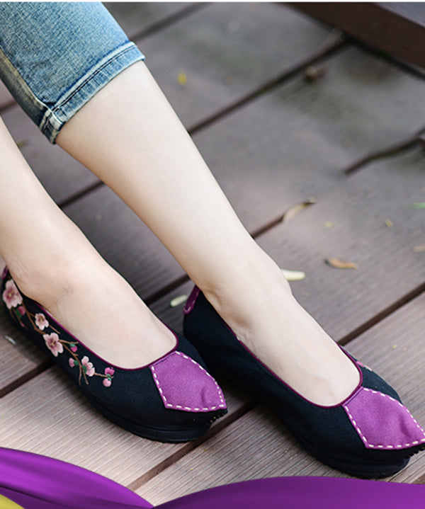 Flache Schuhe mit spitzer Zehenpartie für Frauen aus schwarzem Baumwollstoff mit bestickten Spleißen