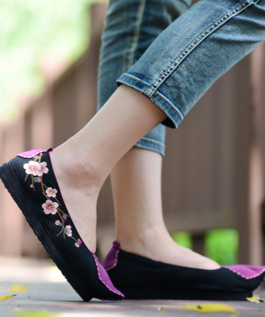 Flache Schuhe mit spitzer Zehenpartie für Frauen aus schwarzem Baumwollstoff mit bestickten Spleißen