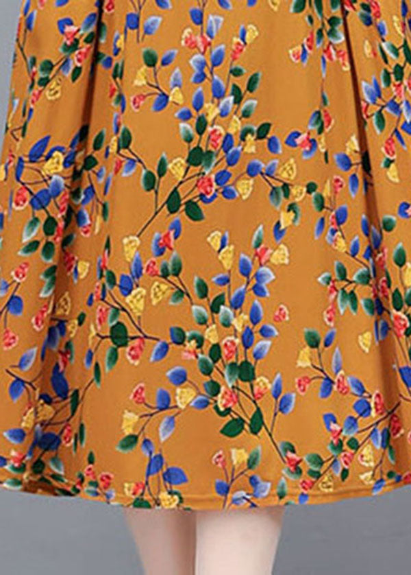 Gelbes bedrucktes Baumwoll-Partykleid mit zerknitterten Taschen und kurzen Ärmeln