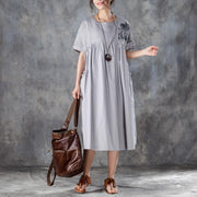 Baggy Kleid aus natürlicher Baumwolle, stilvolles, lockeres, kurzärmliges, graues, plissiertes Kleid mit Rundhalsausschnitt