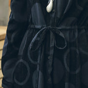 Boutique schwarz gepunkteter Jacquard langer Mantel plus Größe Bubikragen Strickjacken Taille Mäntel