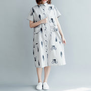 Boutique-Kleid aus reiner Baumwolle mit grauem Druck plus Größe Freizeitkleid Boutique-Kurzarmtaschen Aushöhlen-Midikleid mit Umlegekragen