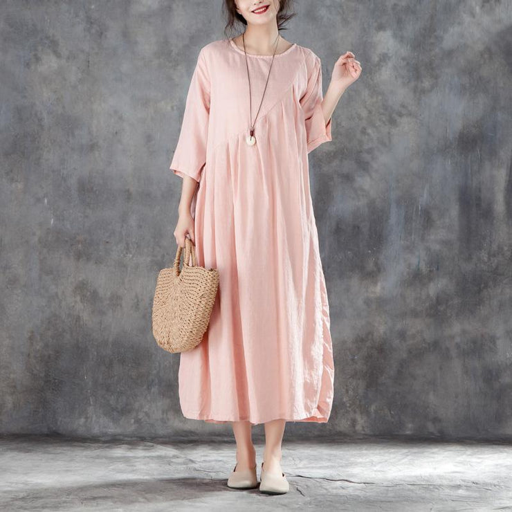 Boutique-Leinen-Sommerkleid, übergroßes Leinen-Rundhalsausschnitt, dreiviertel Ärmel, rosa, plissiertes Kleid